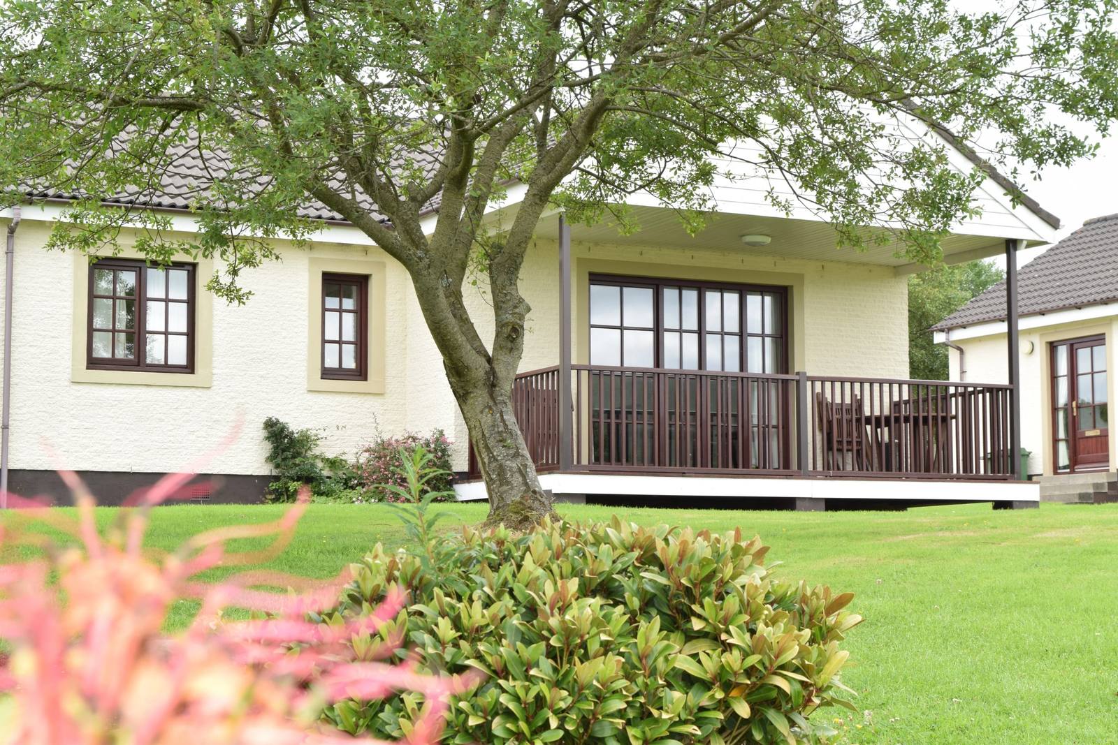 A detached lodge with its covered veranda at Brunston Country Retreat