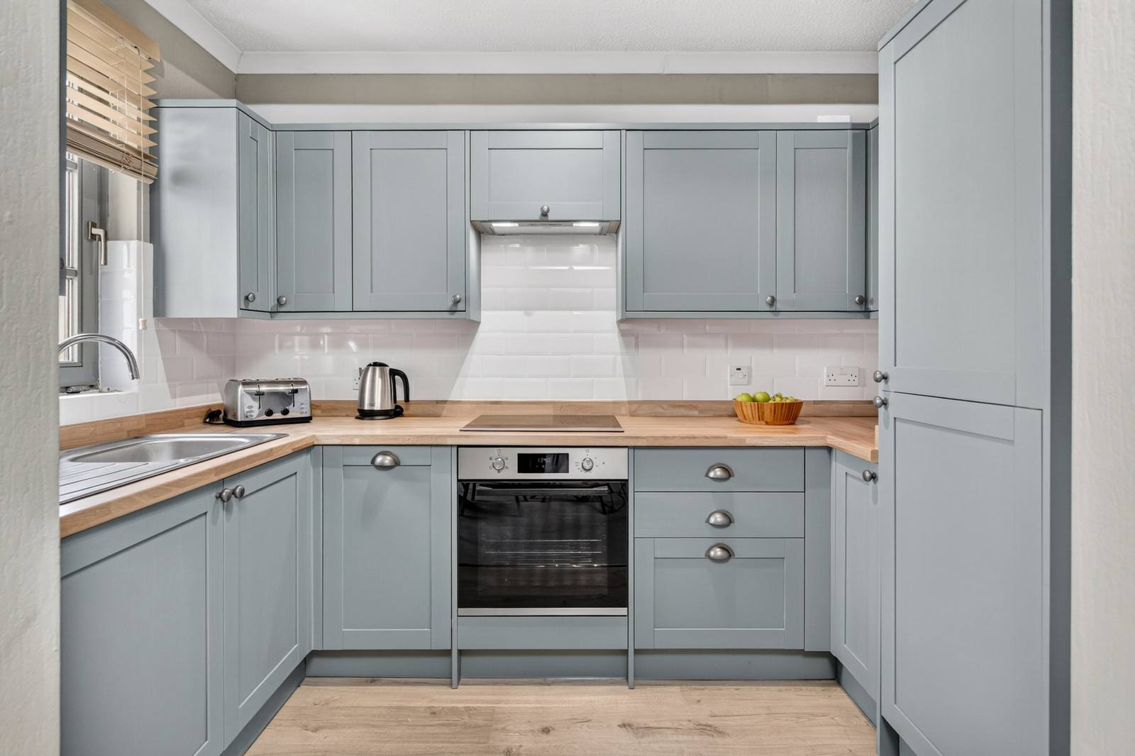 Fitted kitchen with integrated appliances